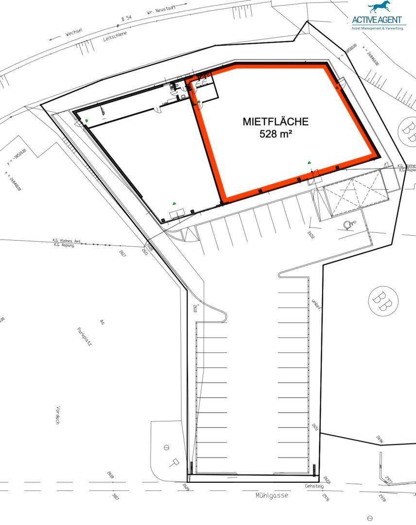Übersichtsplan des Gebäudes mit der Mietfläche von 528 m² und dem zugehörigen großen Parkplatz.