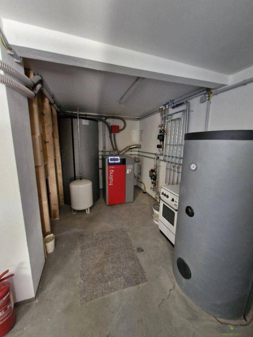 Heizungsraum mit modernen Heizkesseln und Warmwasserspeichern, gut organisiert.
