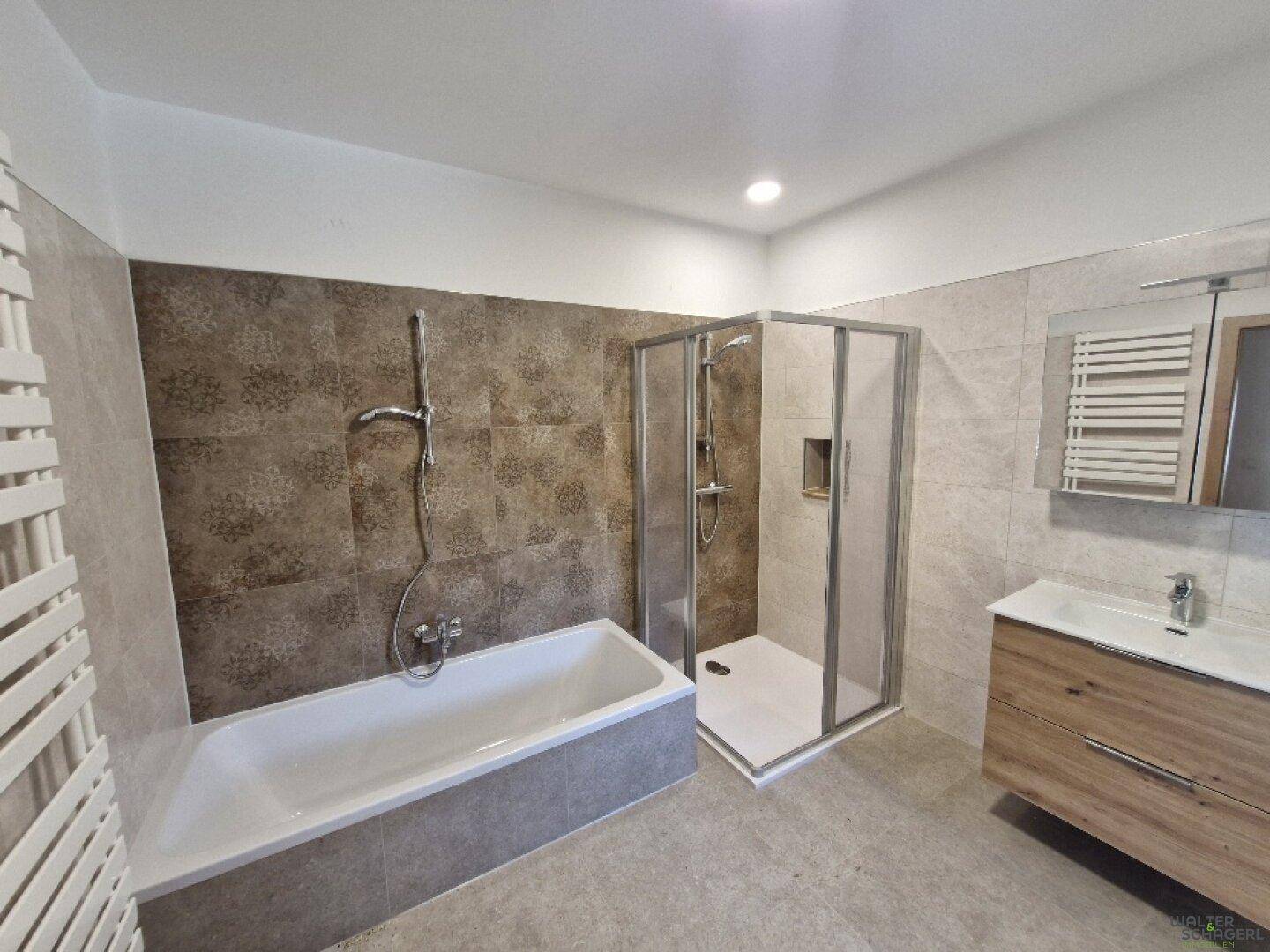 Modernes Badezimmer mit Badewanne, Duschkabine, Einzelwaschbecken und großem Spiegel.