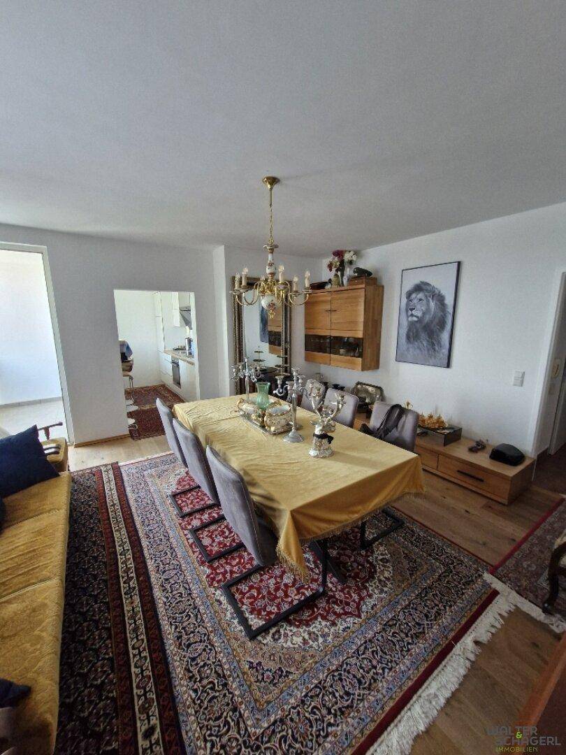 Geräumiger Essbereich mit klassischem Mobiliar, Kronleuchter und Zugang zu weiteren Wohnbereichen.