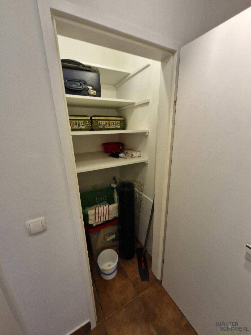 Praktischer Abstellraum mit mehreren Regalen bietet viel Stauraum für Haushaltsgegenstände und Vorräte.