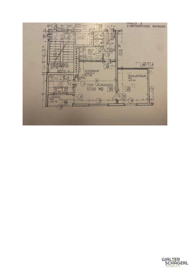 Grundriss einer Wohnung im Obergeschoss mit Wohnraum, Schlafzimmer, Küche, Bad und Loggia.