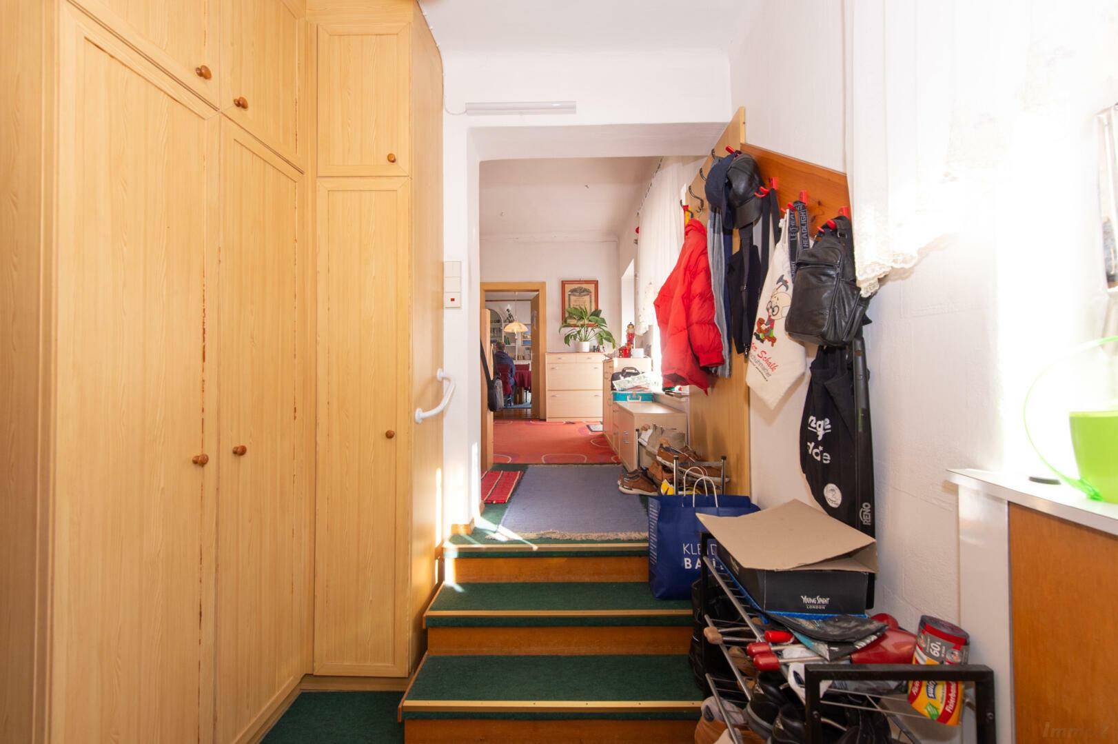 Eingangsbereich mit Einbauschränken, Garderobe und Treppenzugang.