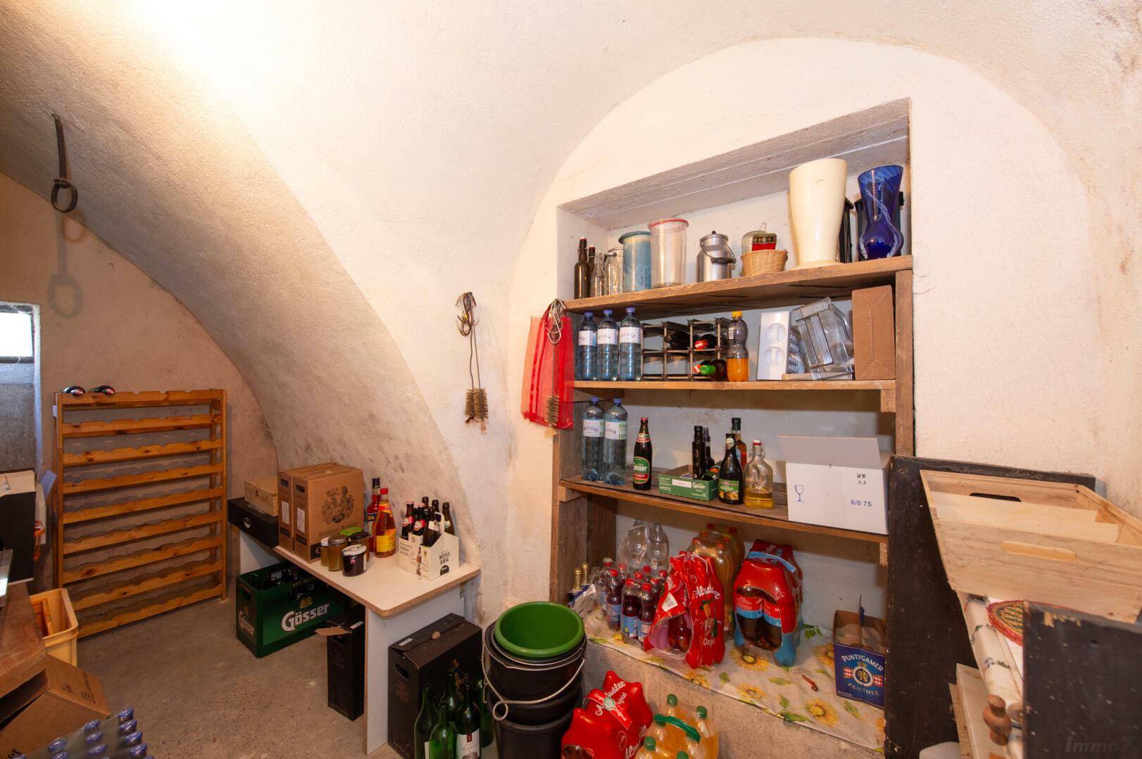 Weinkeller mit Regalen für Flaschen und Vorräte.