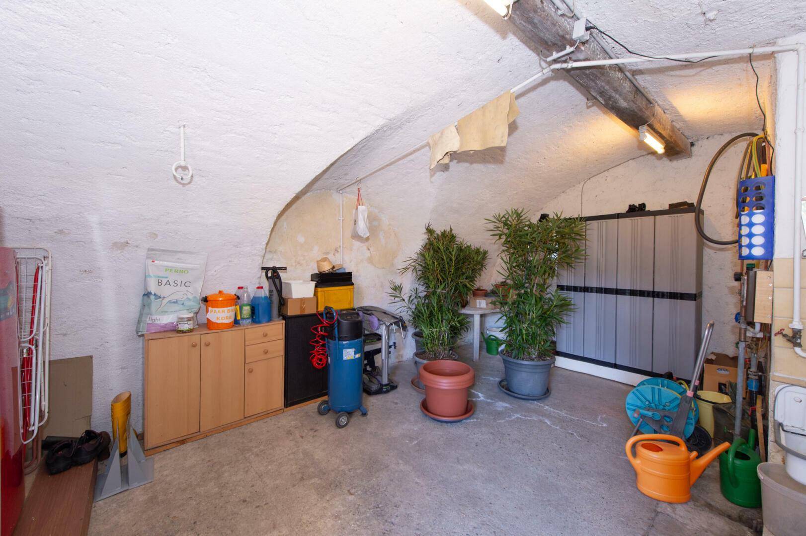 Geräumige Garage mit gewölbter Decke und Stauraum.