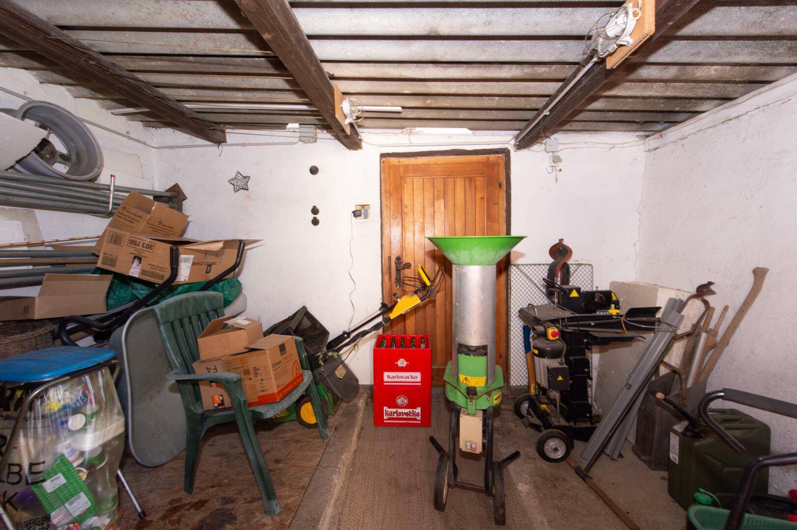 Kellerraum als Abstellfläche für Gartengeräte und Werkzeuge.