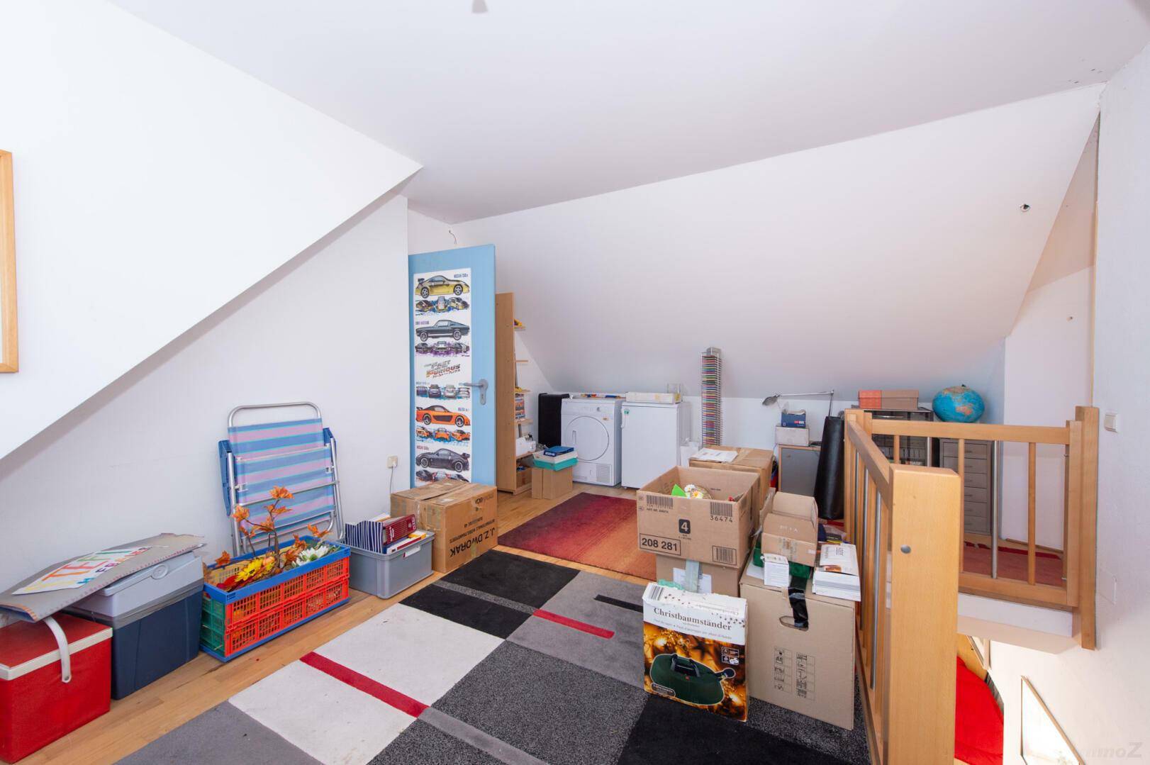 Dachboden als Abstellfläche mit Schrägen und Teppichboden.