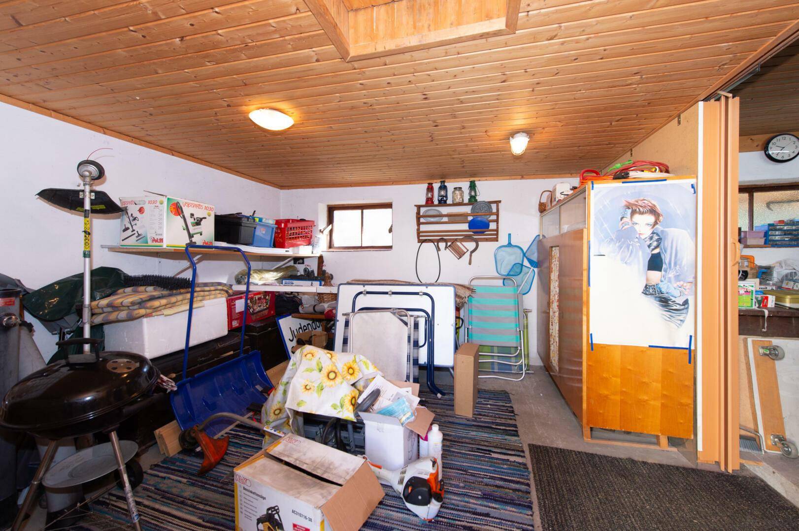 Werkstatt mit Holzdecke und verschiedenen Geräten.