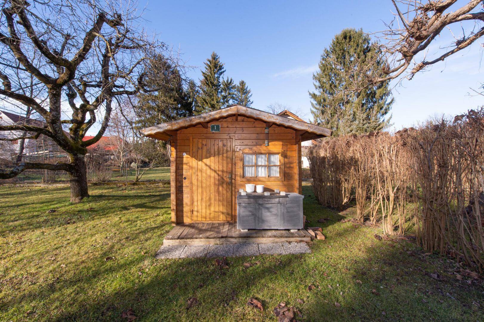 Kleines Gartenhaus aus Holz im Grünen.
