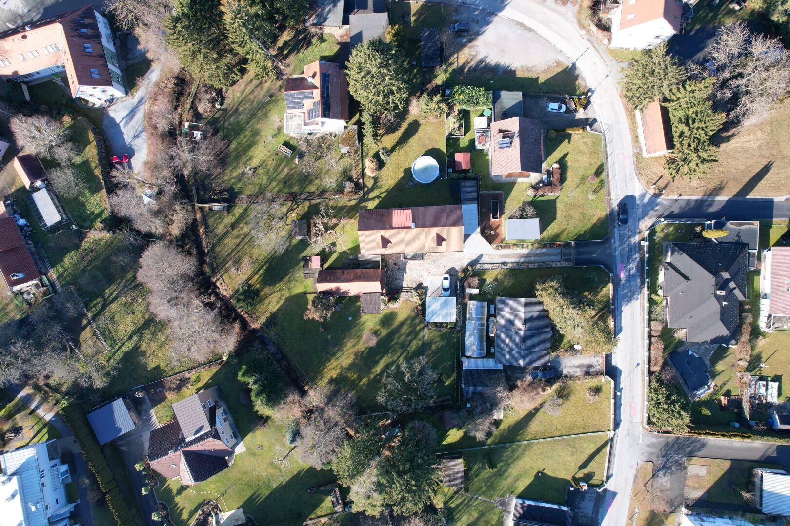 Luftaufnahme des Grundstücks mit Haus, Garten und einem Aufstellpool.