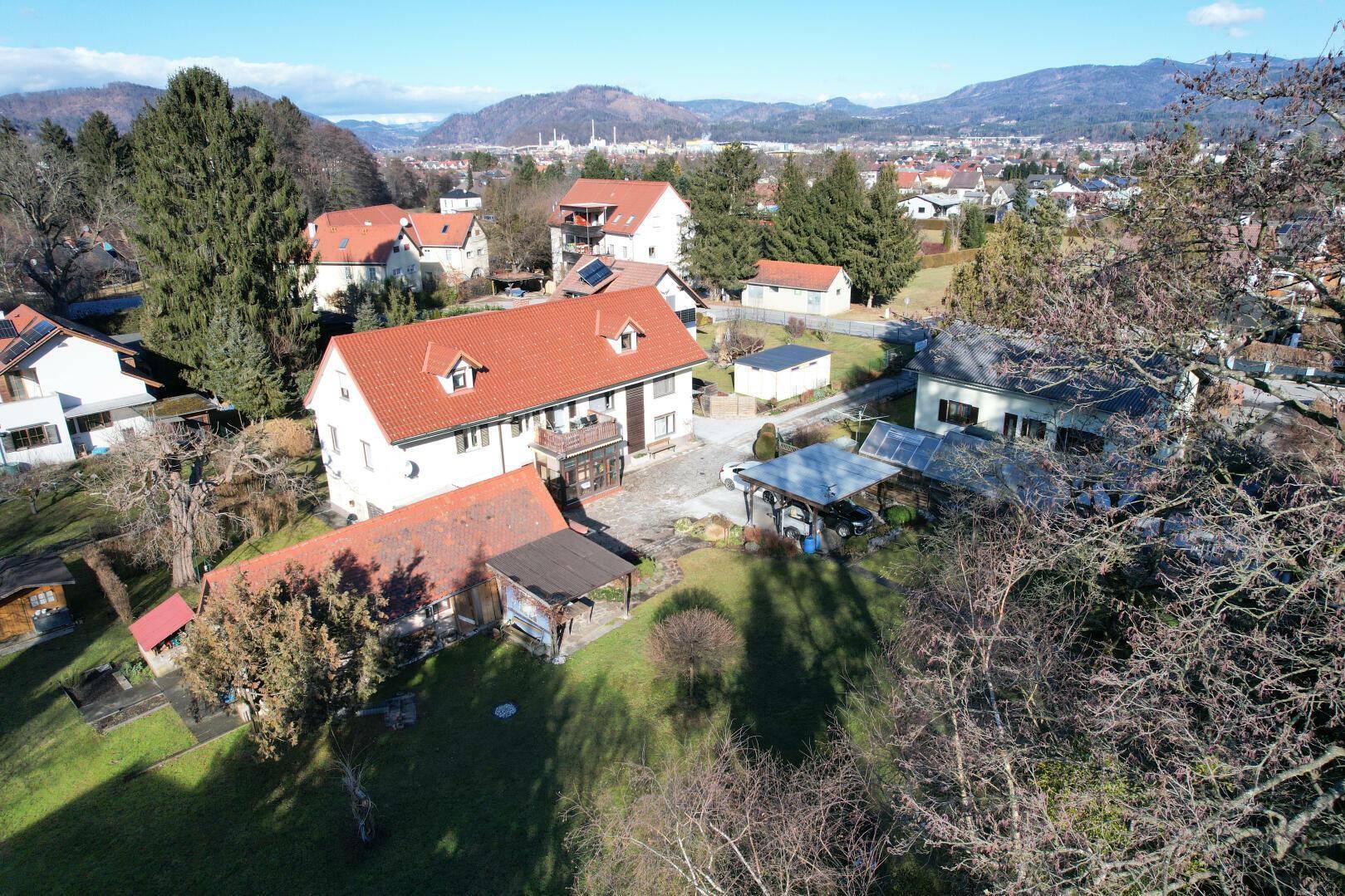 Weitläufige Luftaufnahme des Anwesens eingebettet in die ländliche Umgebung mit Bergblick.