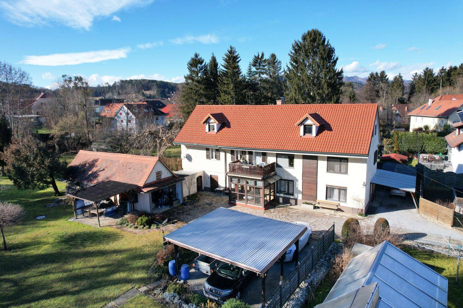 Luftaufnahme des Anwesens mit Haupthaus, Nebengebäuden und großem Gartenbereich.
