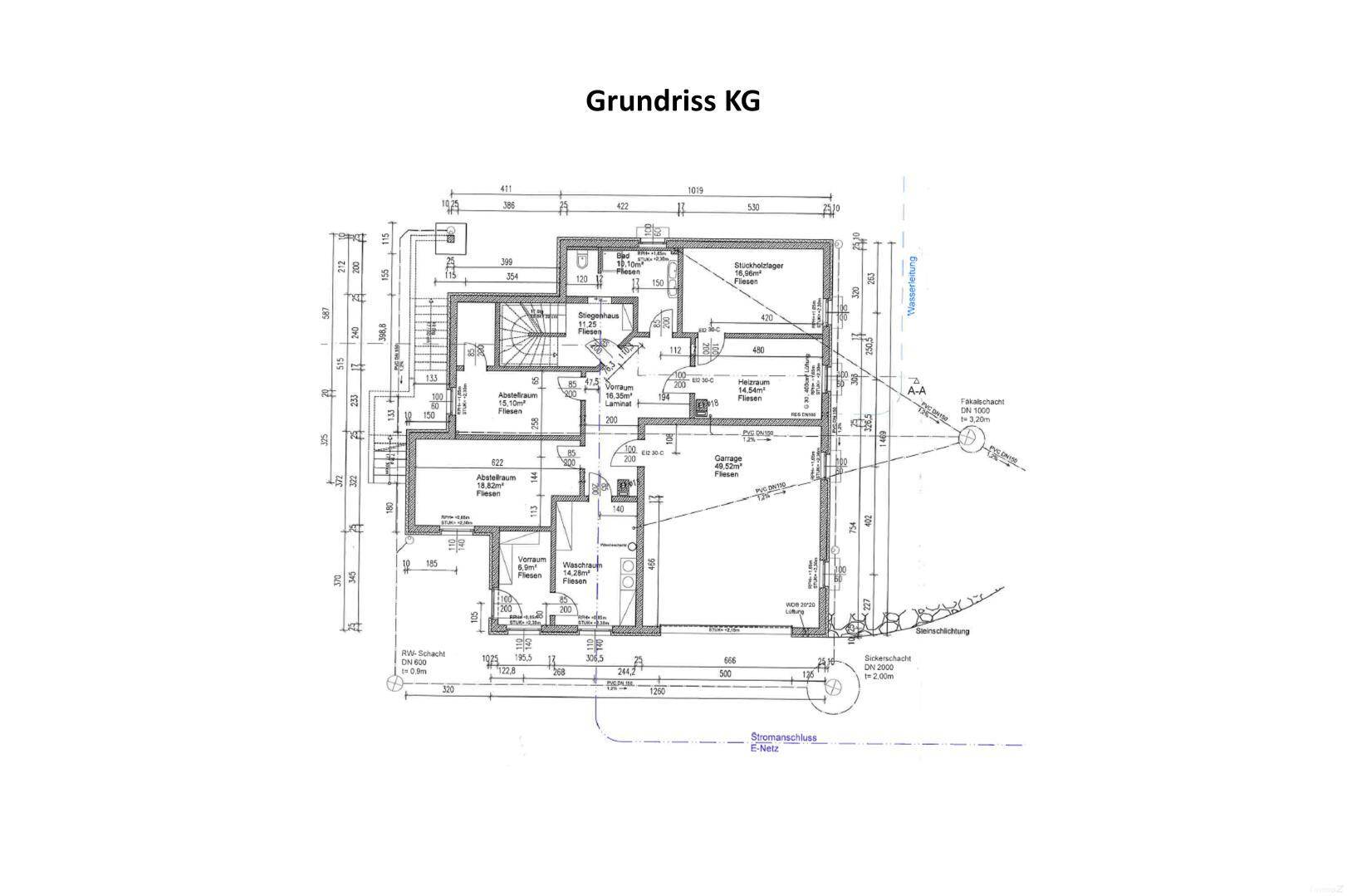 Grundriss des Kellergeschosses mit Garage, Technikraum und weiteren Zimmern.