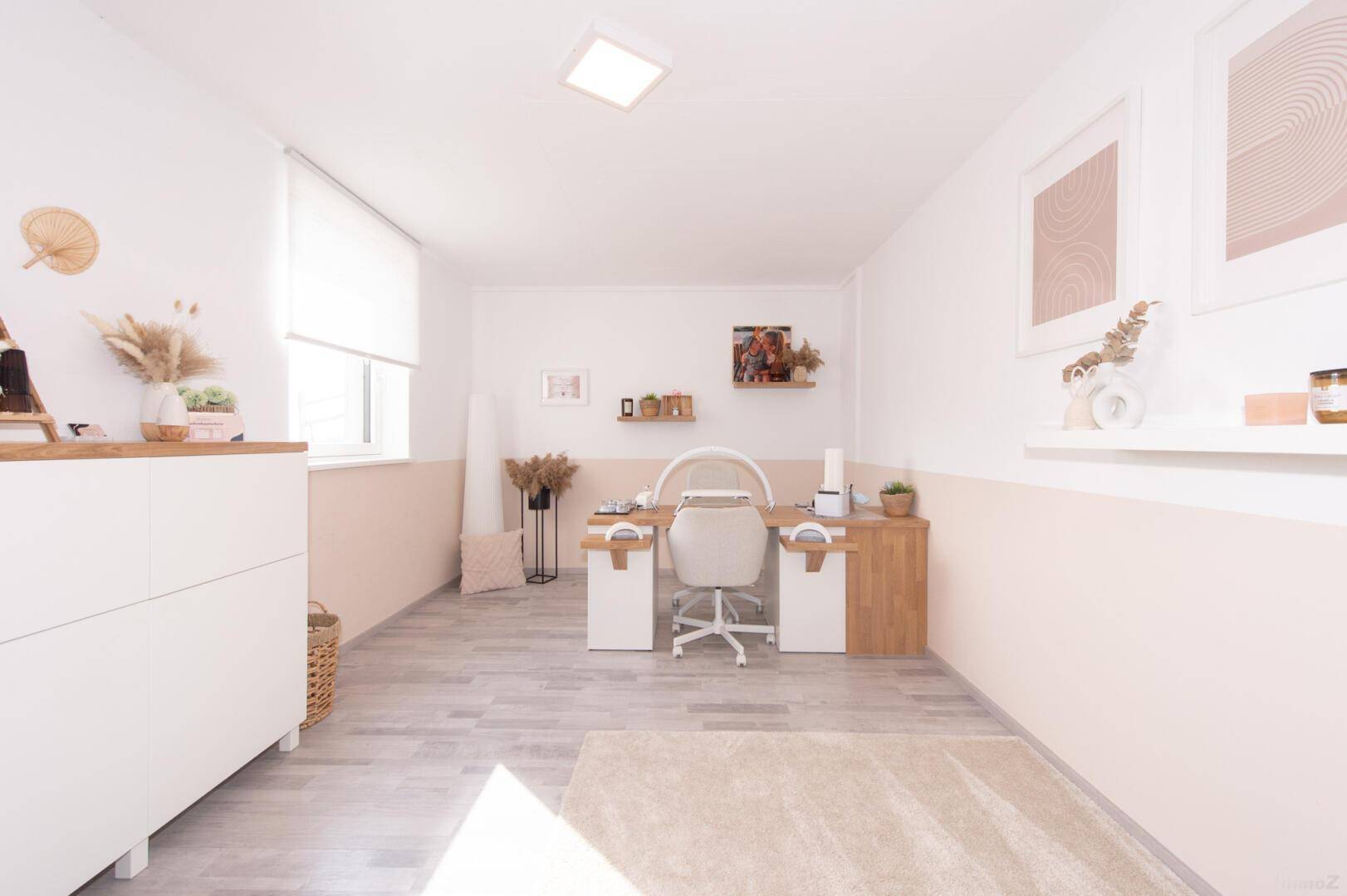 Heller Raum, ideal als Büro oder Hobbyzimmer, mit modernem Boden und viel Tageslicht.
