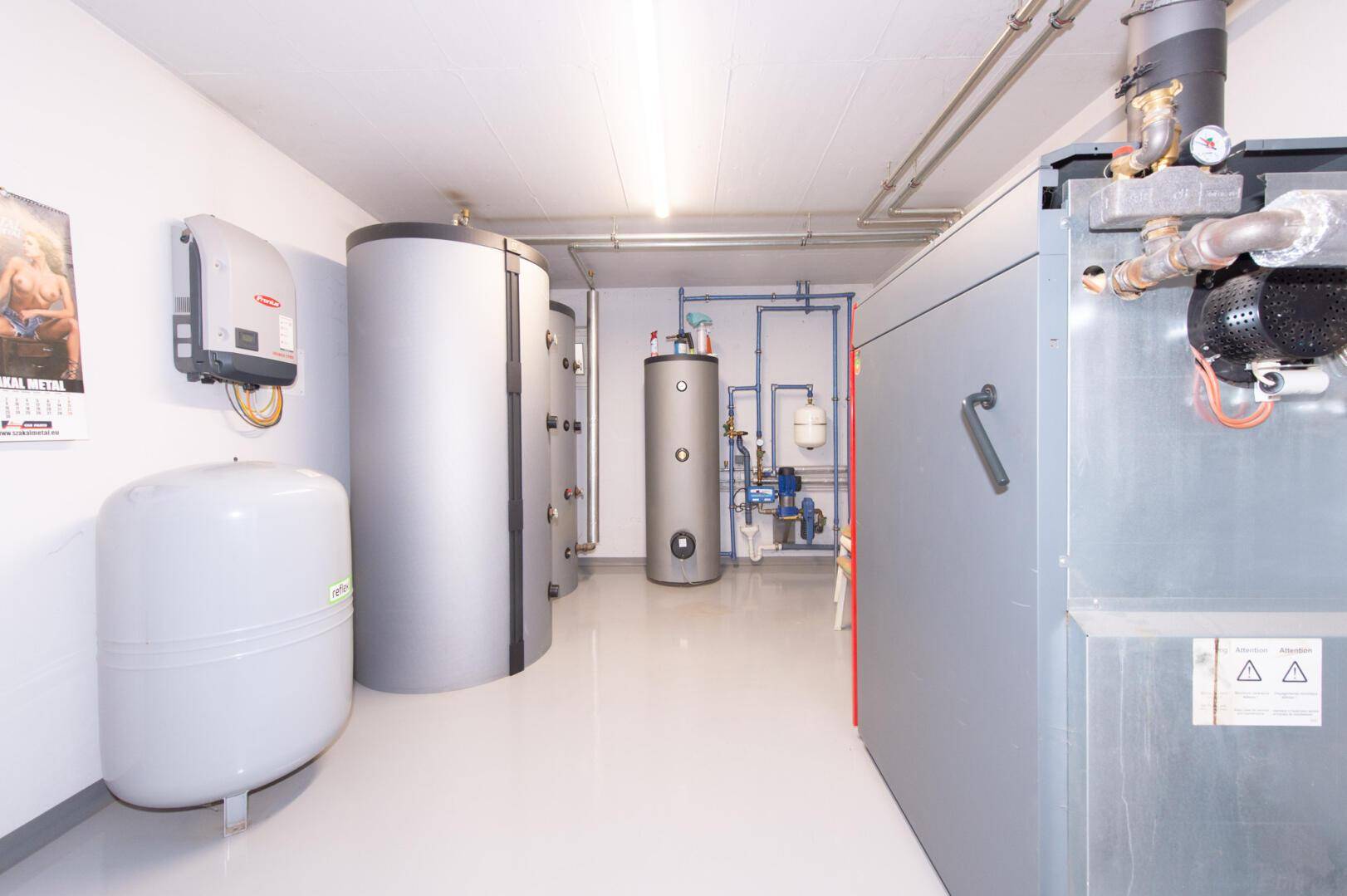 Heizungsraum mit modernen Heizkesseln und Warmwasserspeichern.