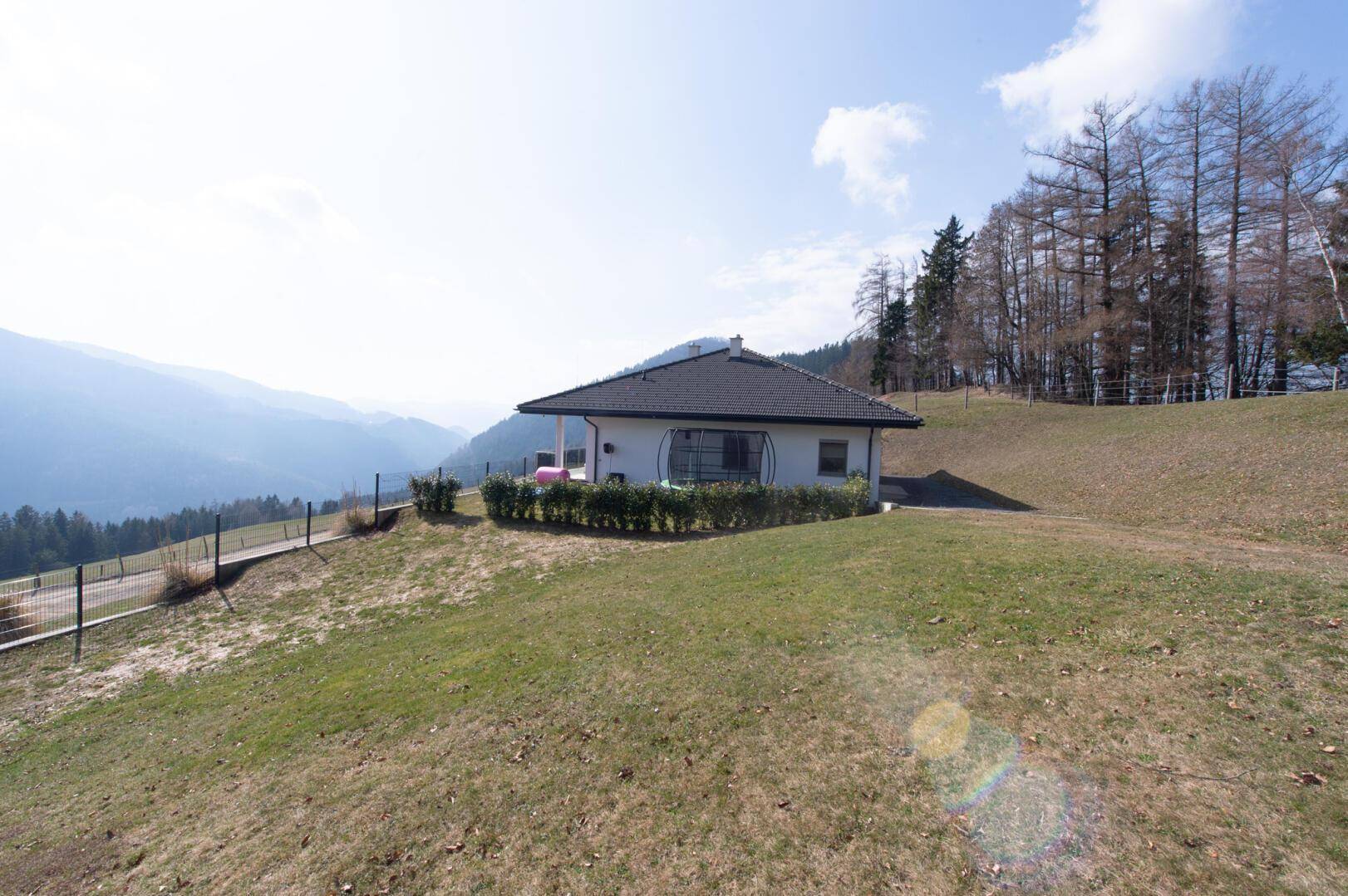 Modernes Haus auf einem Hügel mit weitem Blick über die Landschaft.