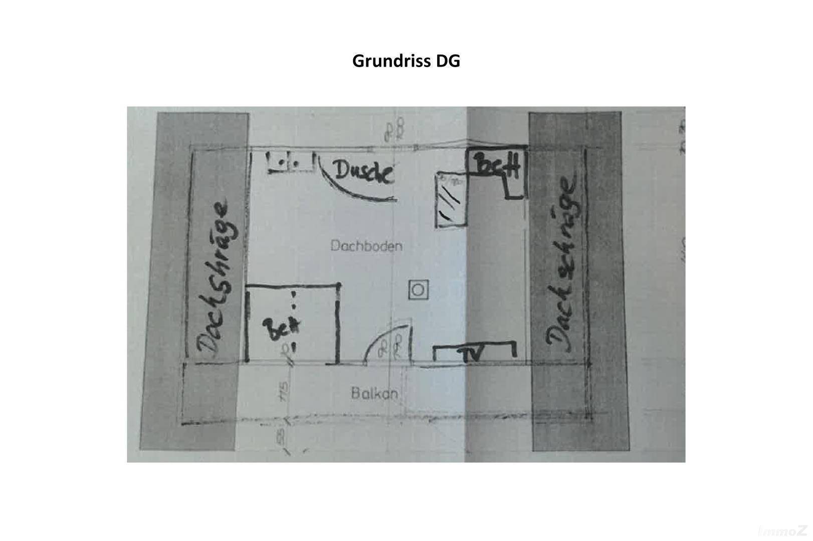 Handgezeichneter Grundriss des Dachgeschosses mit Dachschrägen, Dusche und Balkon.