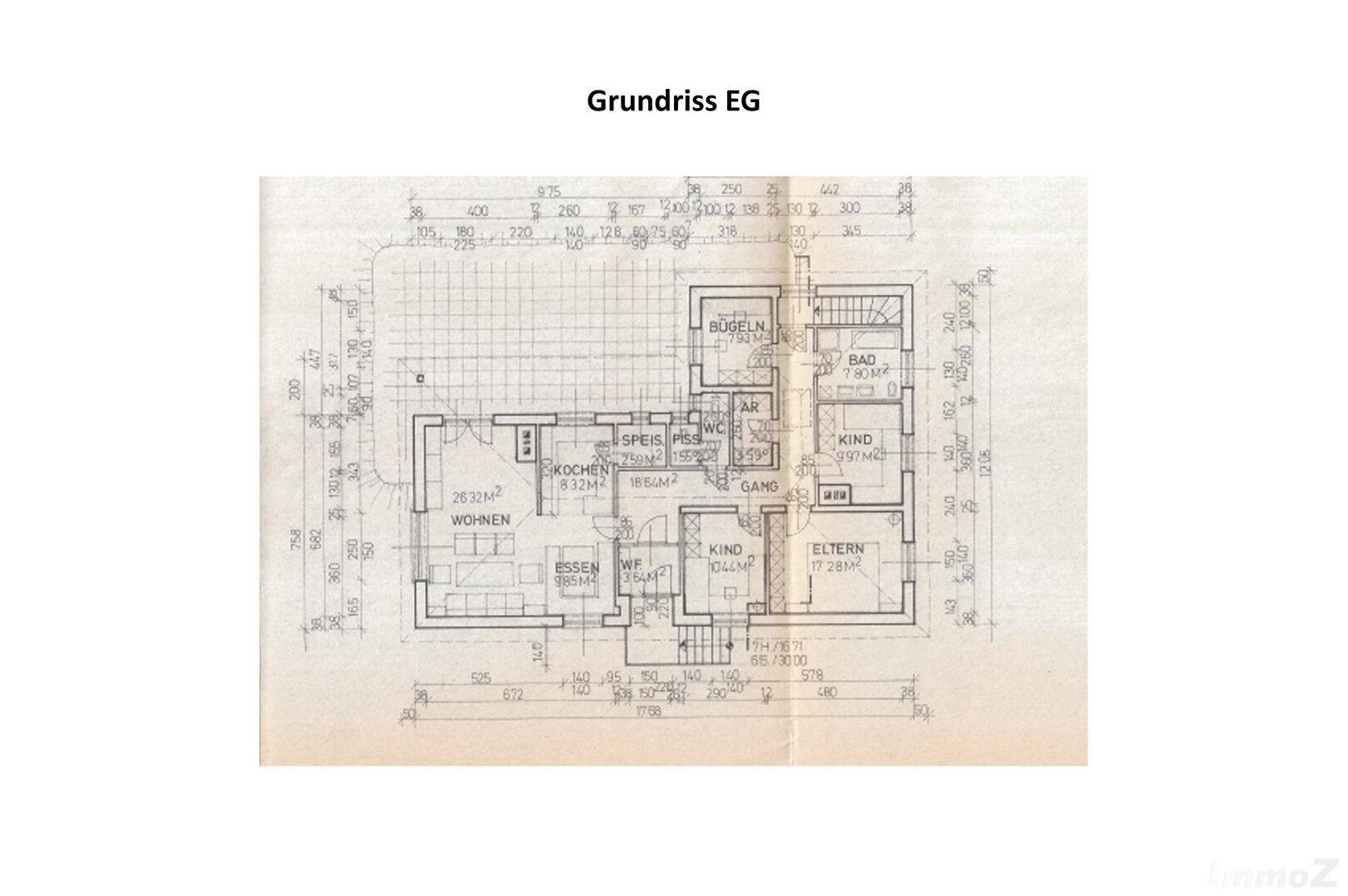 Grundriss des Erdgeschosses mit Wohn-, Ess- und Küchenbereich sowie Schlafzimmern.