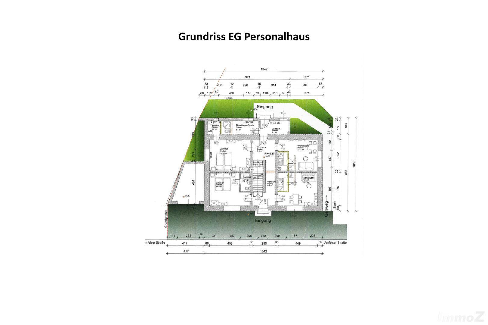 Grundriss des Erdgeschosses eines Personalhauses mit mehreren Zimmern und Gemeinschaftsräumen.