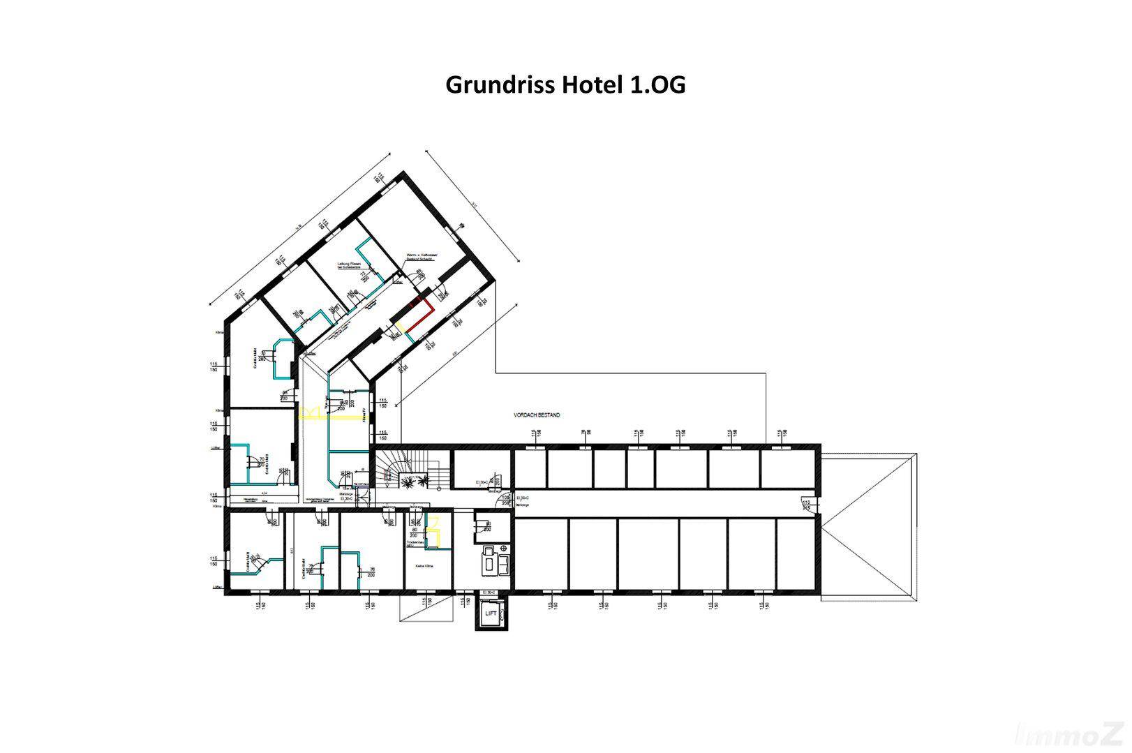 Detaillierter Grundriss des ersten Obergeschosses eines Hotels mit zahlreichen Gästezimmern und Gemeinschaftsbereichen.