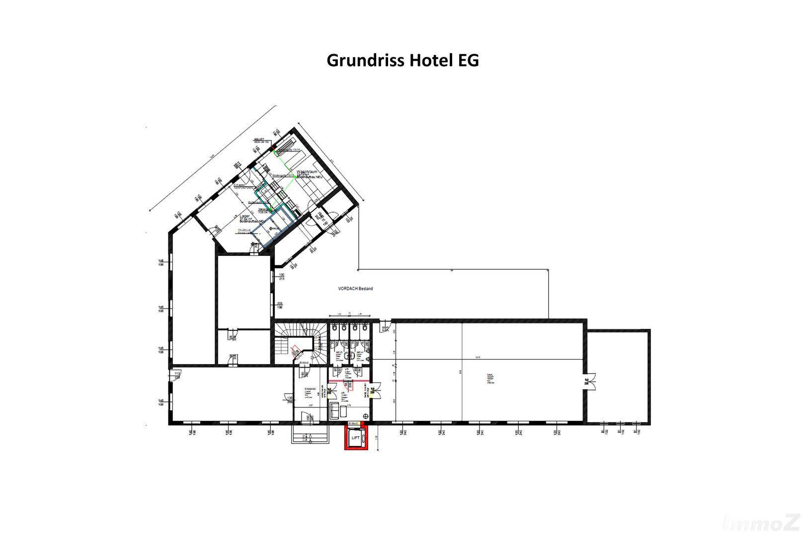 Detaillierter Grundriss des Erdgeschosses eines Hotels mit Empfangsbereich, Restaurant und weiteren Räumen.