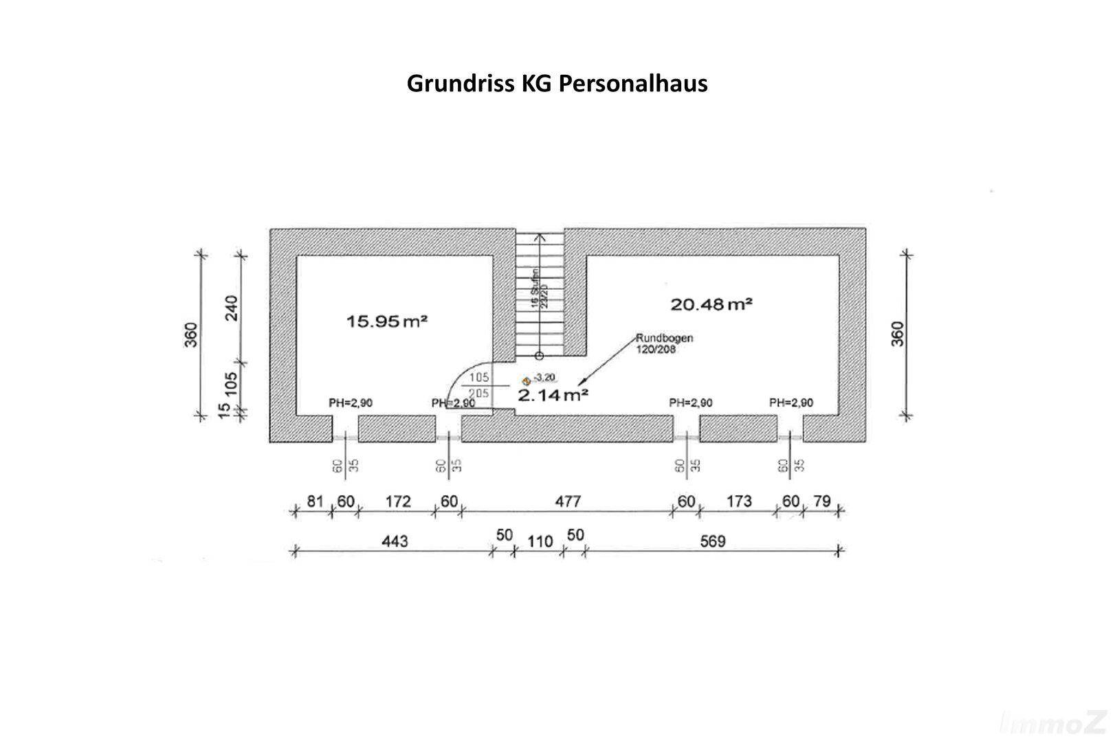 Grundriss des Kellergeschosses eines Personalhauses mit zwei großen Räumen und Treppenaufgang.