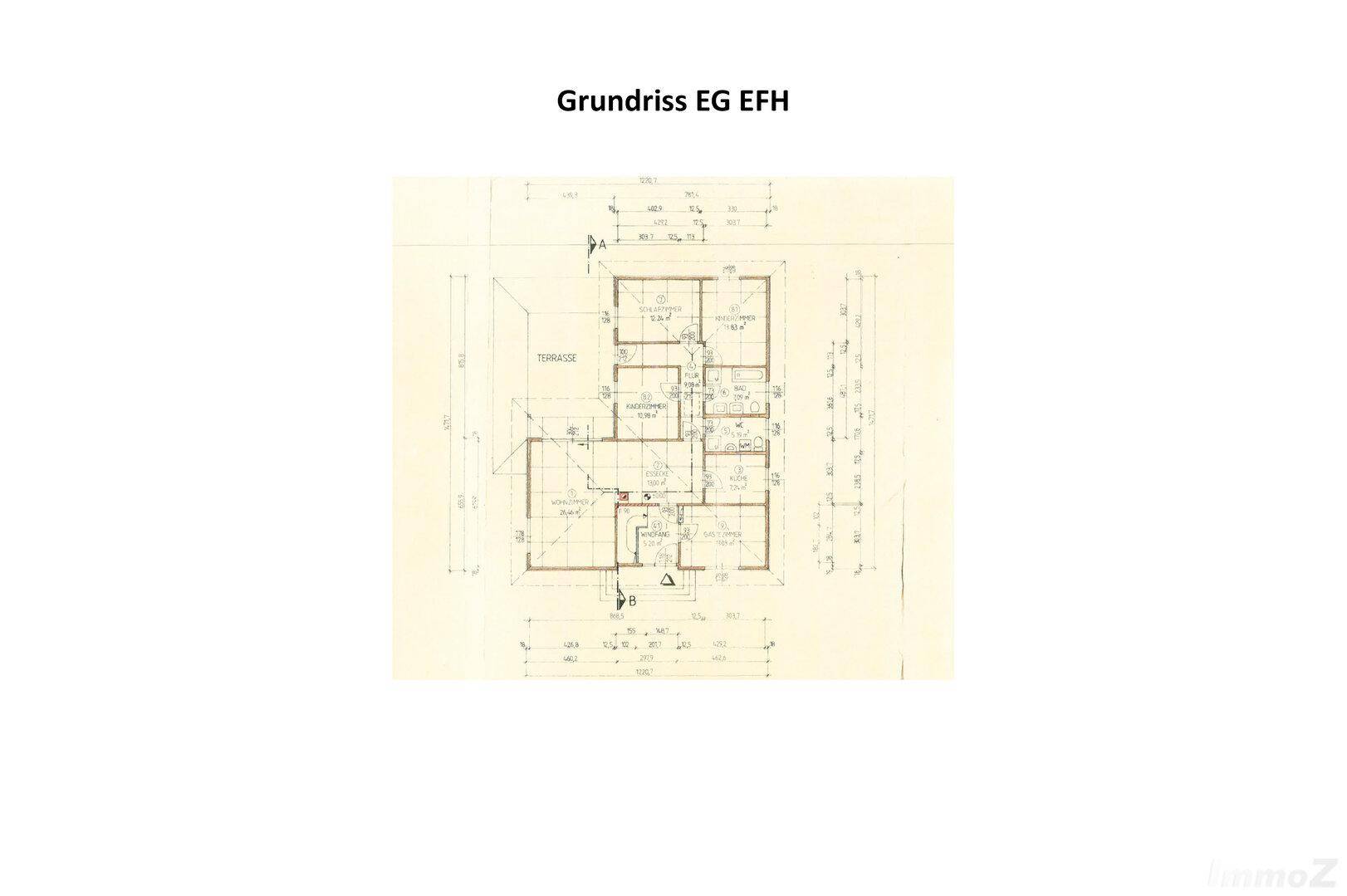 Grundriss des Erdgeschosses eines Einfamilienhauses mit Wohnbereich, Küche und Terrasse.