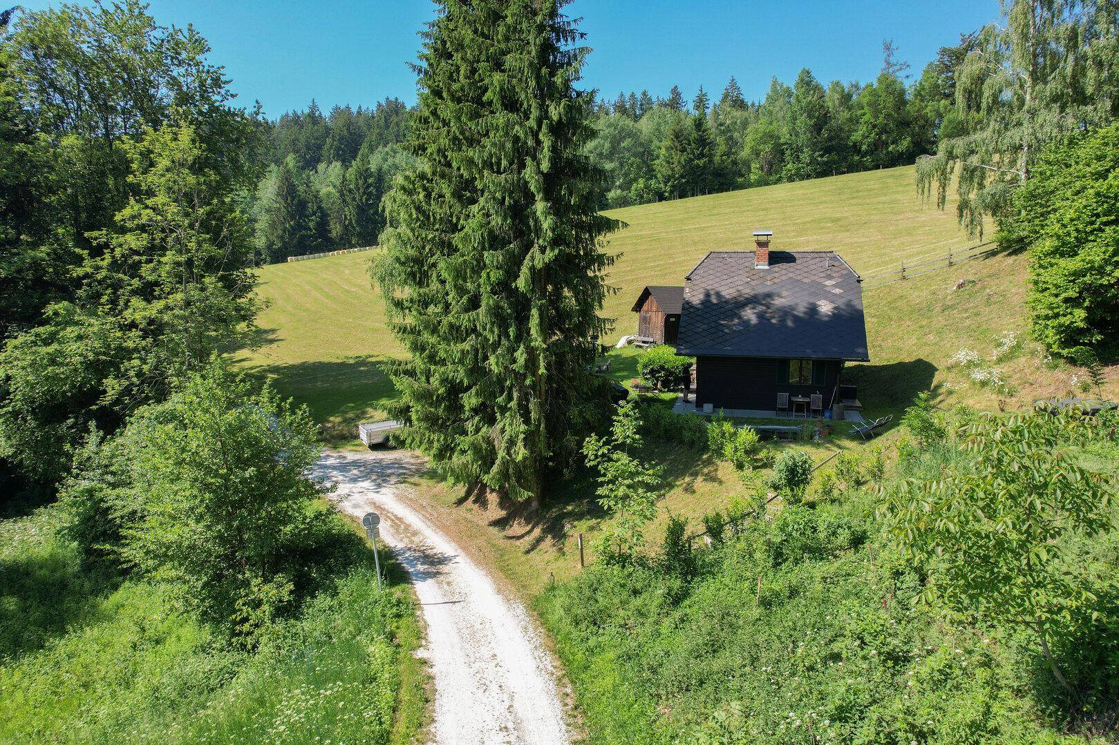 Landhaus in idyllischer Lage, umgeben von Wald, Wiesen und einem Feldweg.