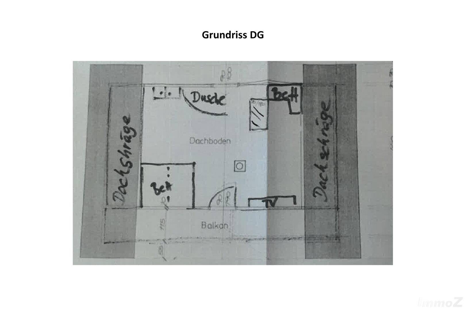 Grundriss des Dachgeschosses mit Dachschrägen, Dusche und Zugang zum Balkon.