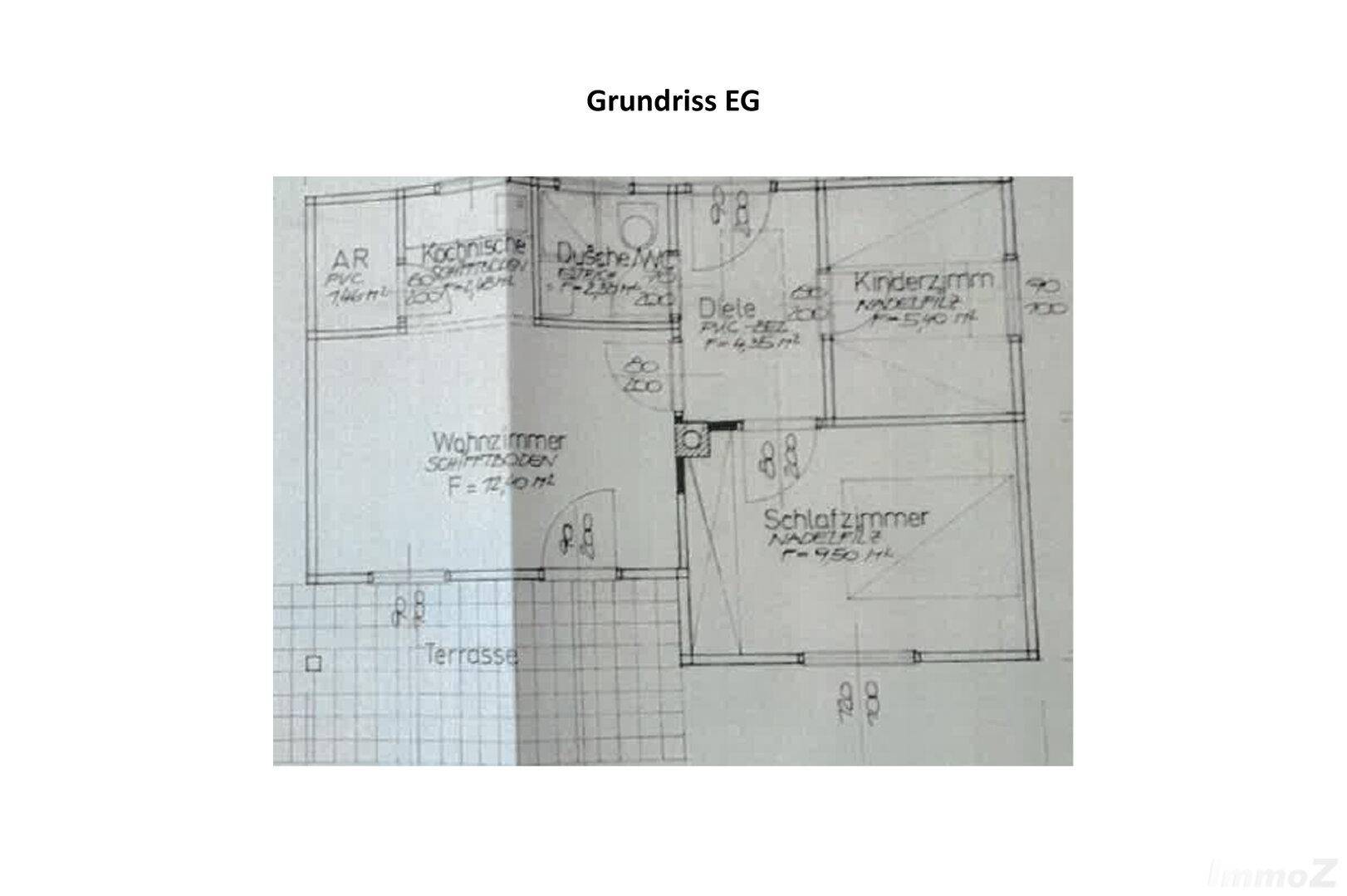 Grundriss des Erdgeschosses mit Wohnzimmer, Kochnische, Schlafzimmer und Terrasse.