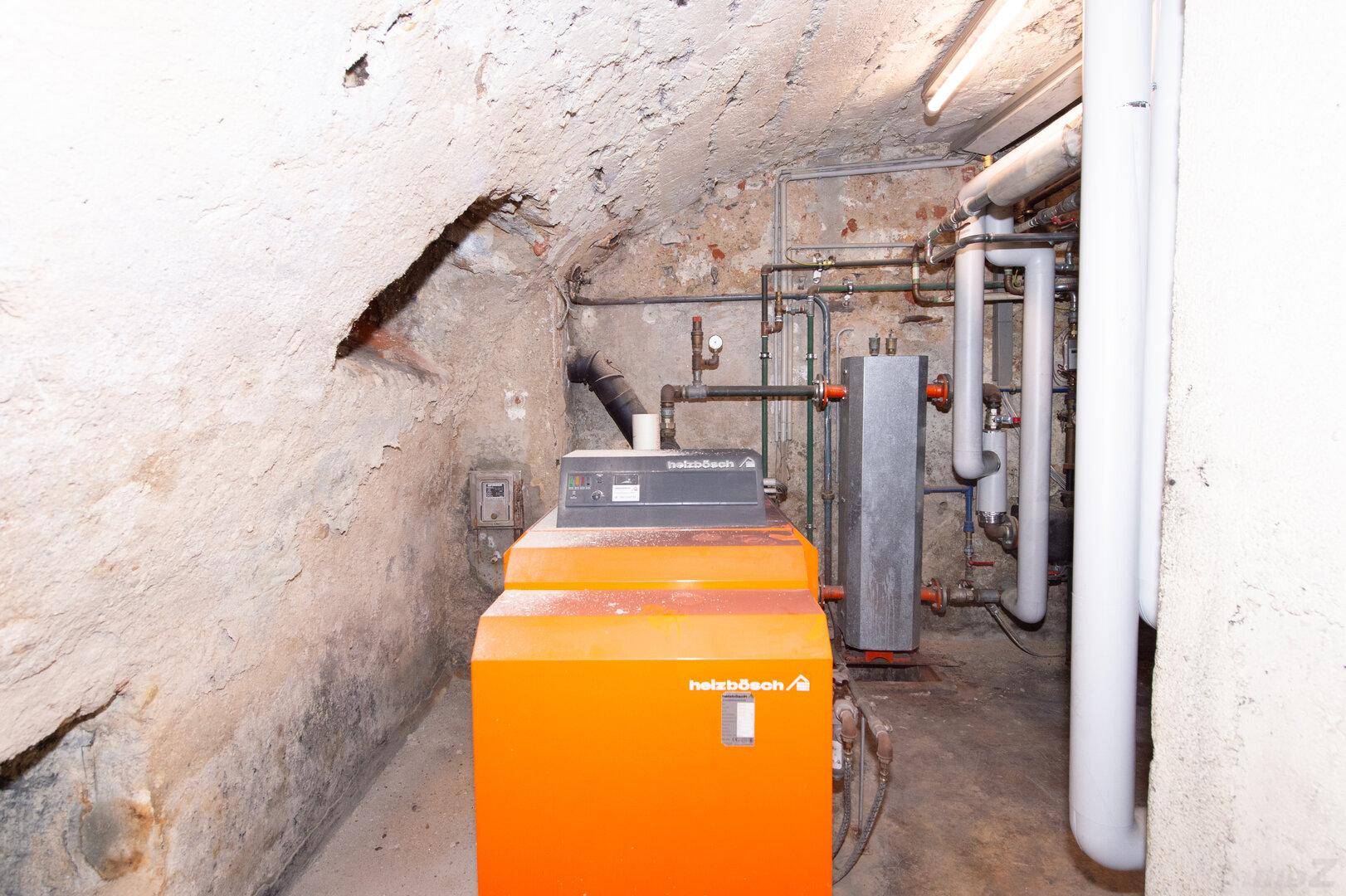 Kellerraum mit Heizungsanlage und komplexer Rohrinstallation, funktional und gut zugänglich.