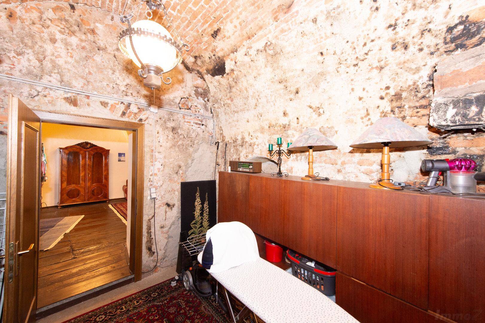 Kellerraum mit Ziegelwänden, gewölbter Decke und Holzeinbauten, bietet viel Stauraum.