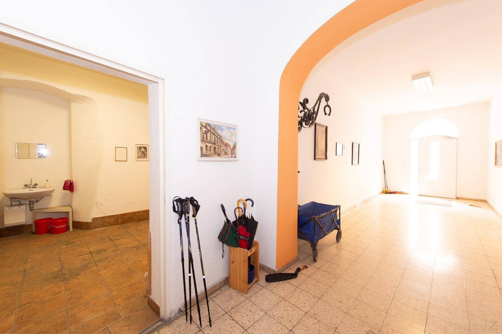 Heller Flur mit gewölbter Decke und Garderobe, führt zu weiteren Räumen.