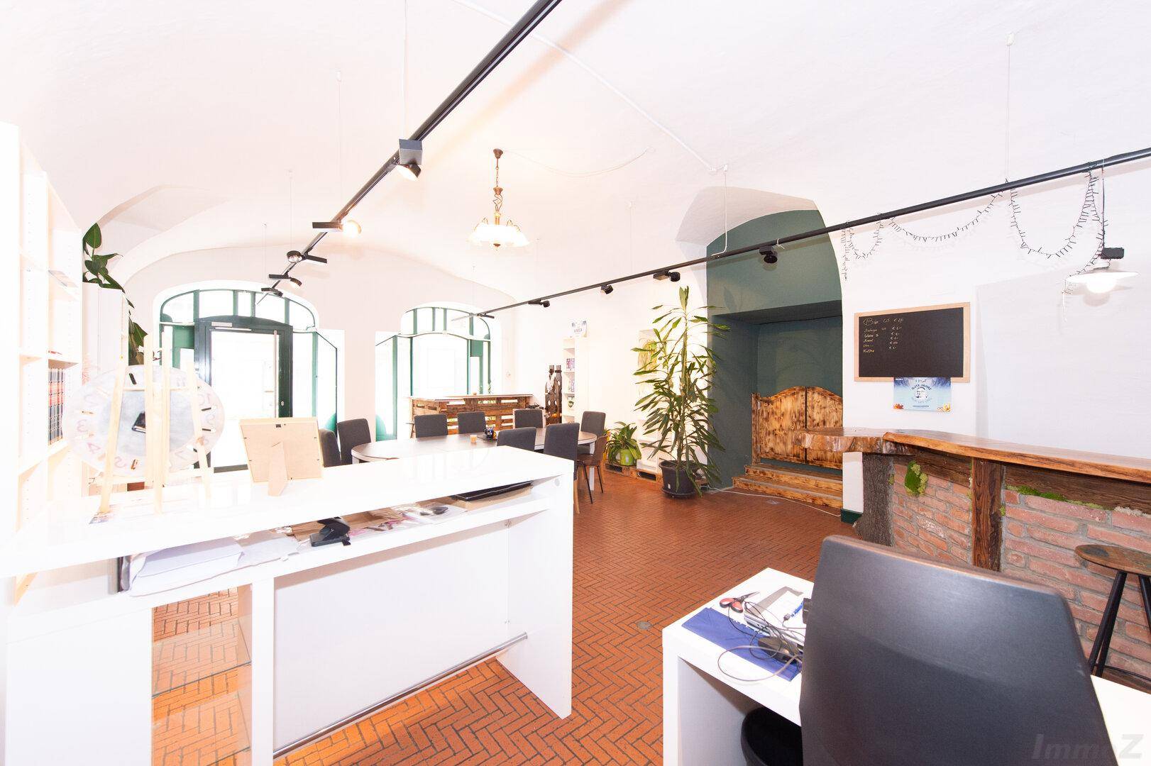 Offener Arbeits- und Essbereich mit moderner Einrichtung und Blick nach draußen.