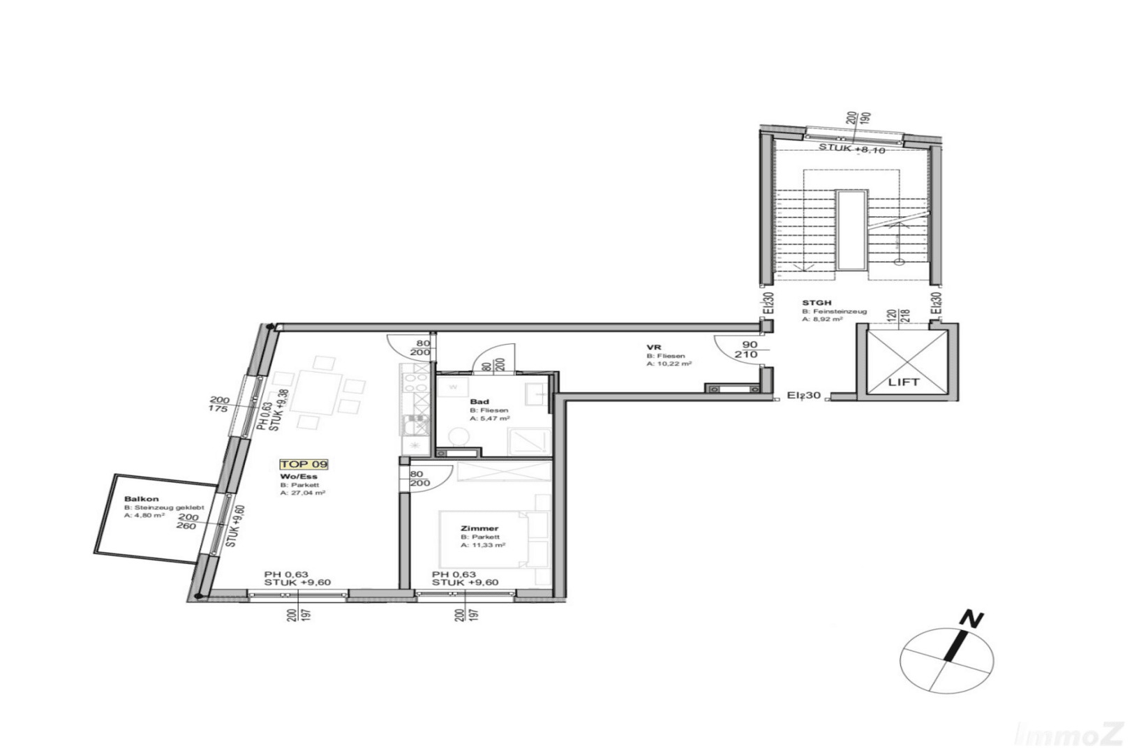 Grundriss einer Wohnung mit Balkon, Wohn-/Essbereich, Zimmer und Badezimmer, inklusive Lift.