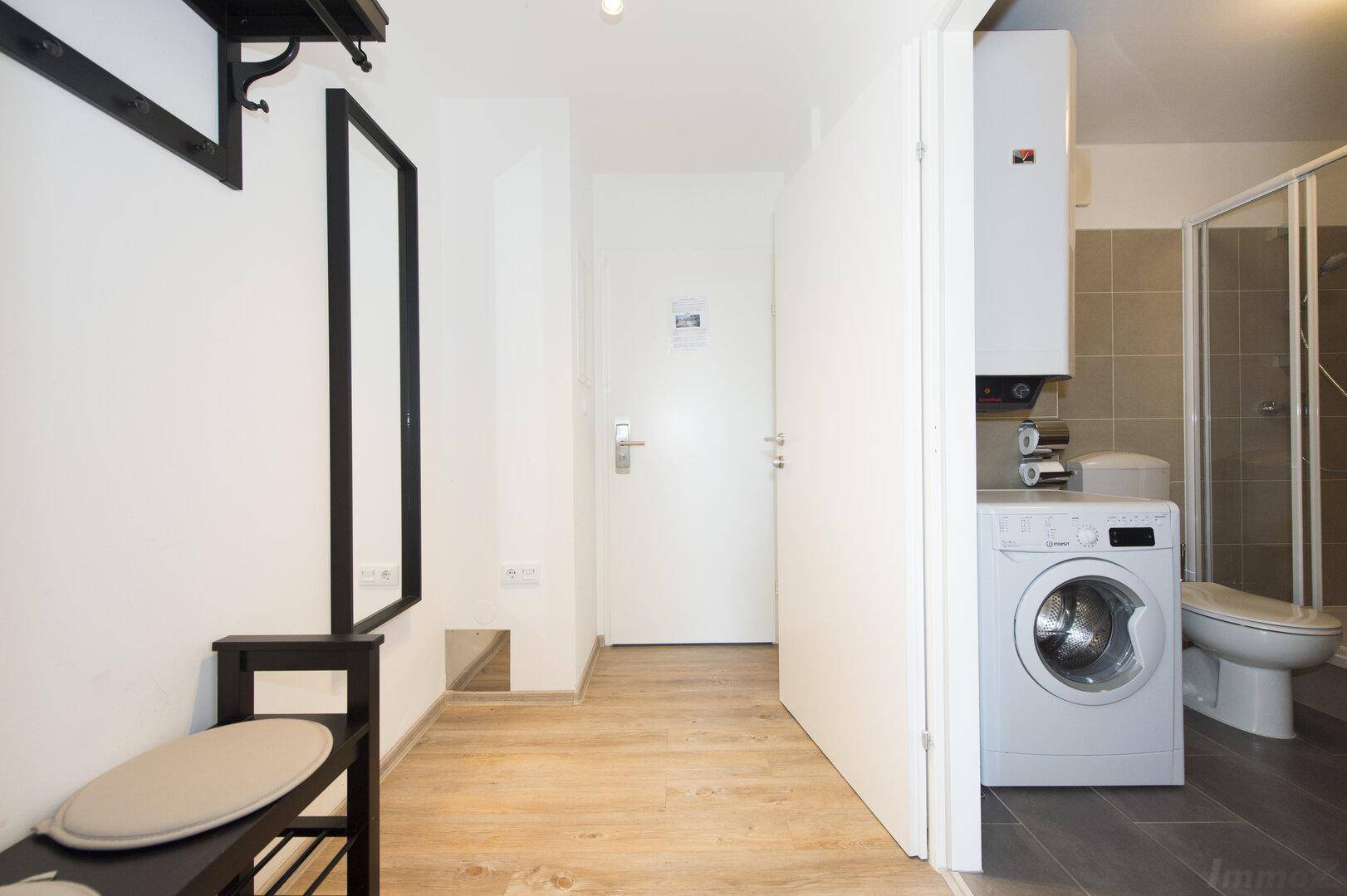 Eingangsbereich mit Garderobe und direktem Zugang zum Badezimmer.
