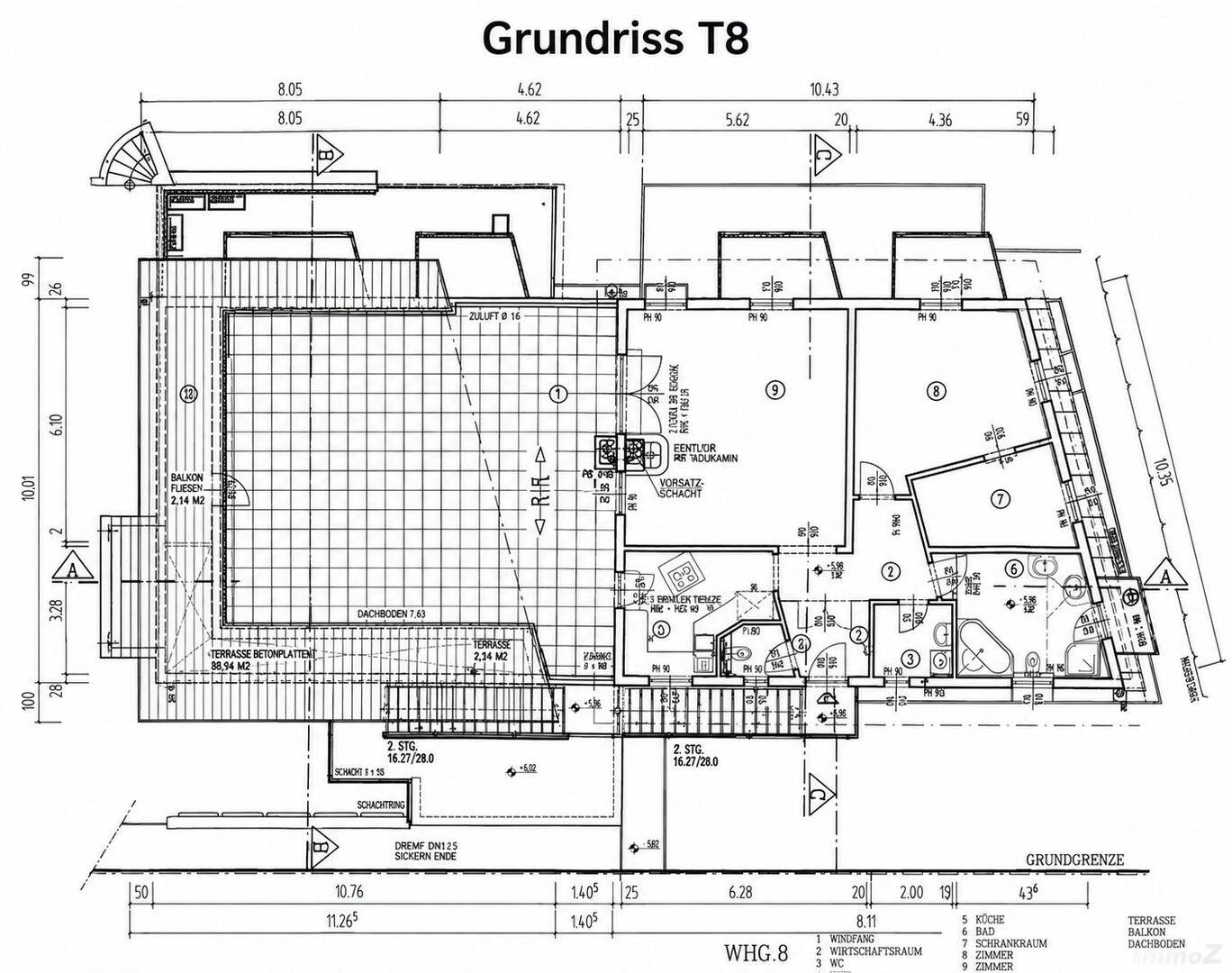 Detaillierter Grundriss T8 mit Raumaufteilung, großer Terrasse und Bemaßungen.