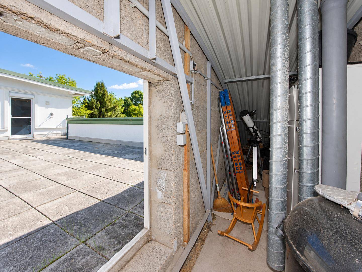 Praktischer Abstellraum mit Zugang zur Dachterrasse und Stauraum für diverse Gegenstände.