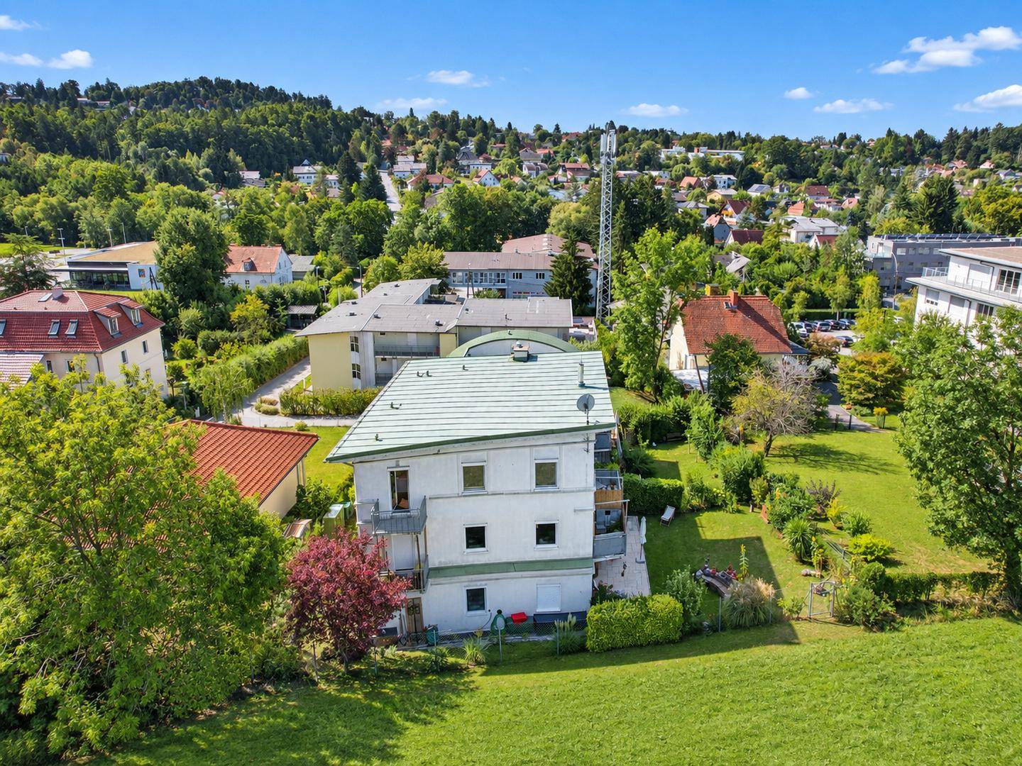 Luftaufnahme der Rückseite des Anwesens mit Garten und der umliegenden Wohngegend.