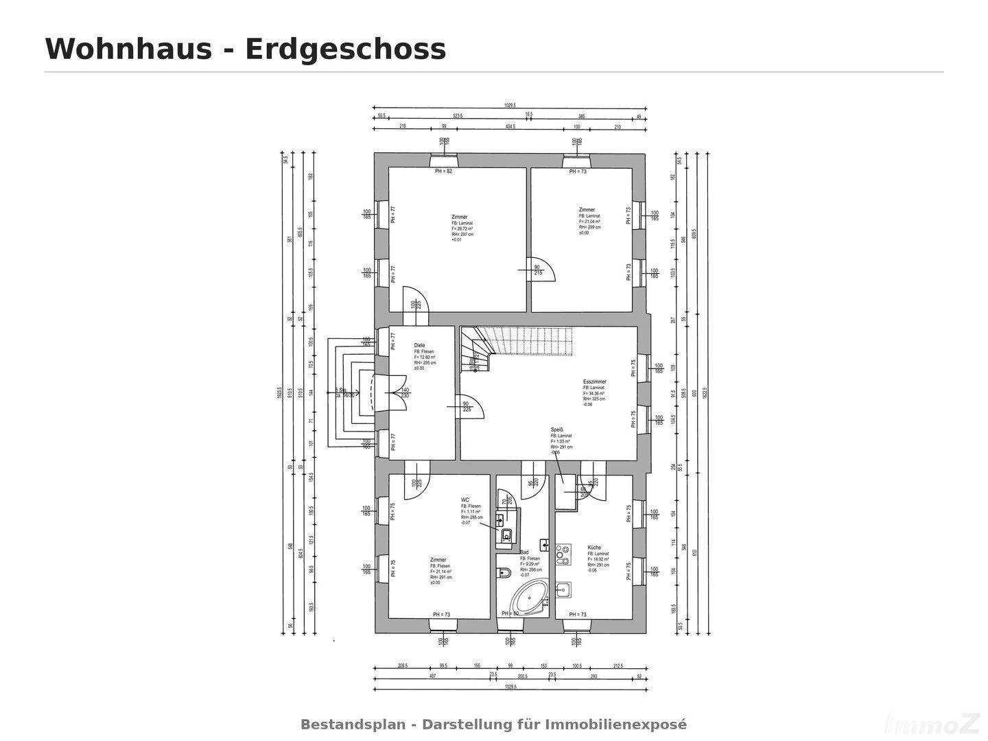 Grundriss des Erdgeschosses eines Wohnhauses mit Zimmern, Bad und Küche.