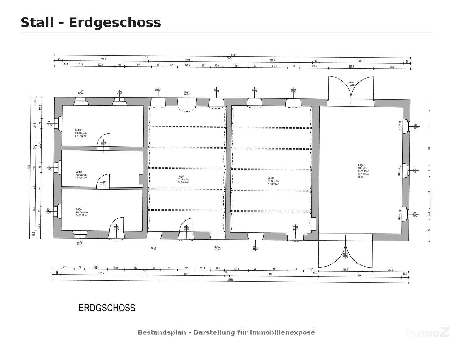 Grundriss des Erdgeschosses eines Stalls mit mehreren Lagerbereichen und breiten Zugängen.