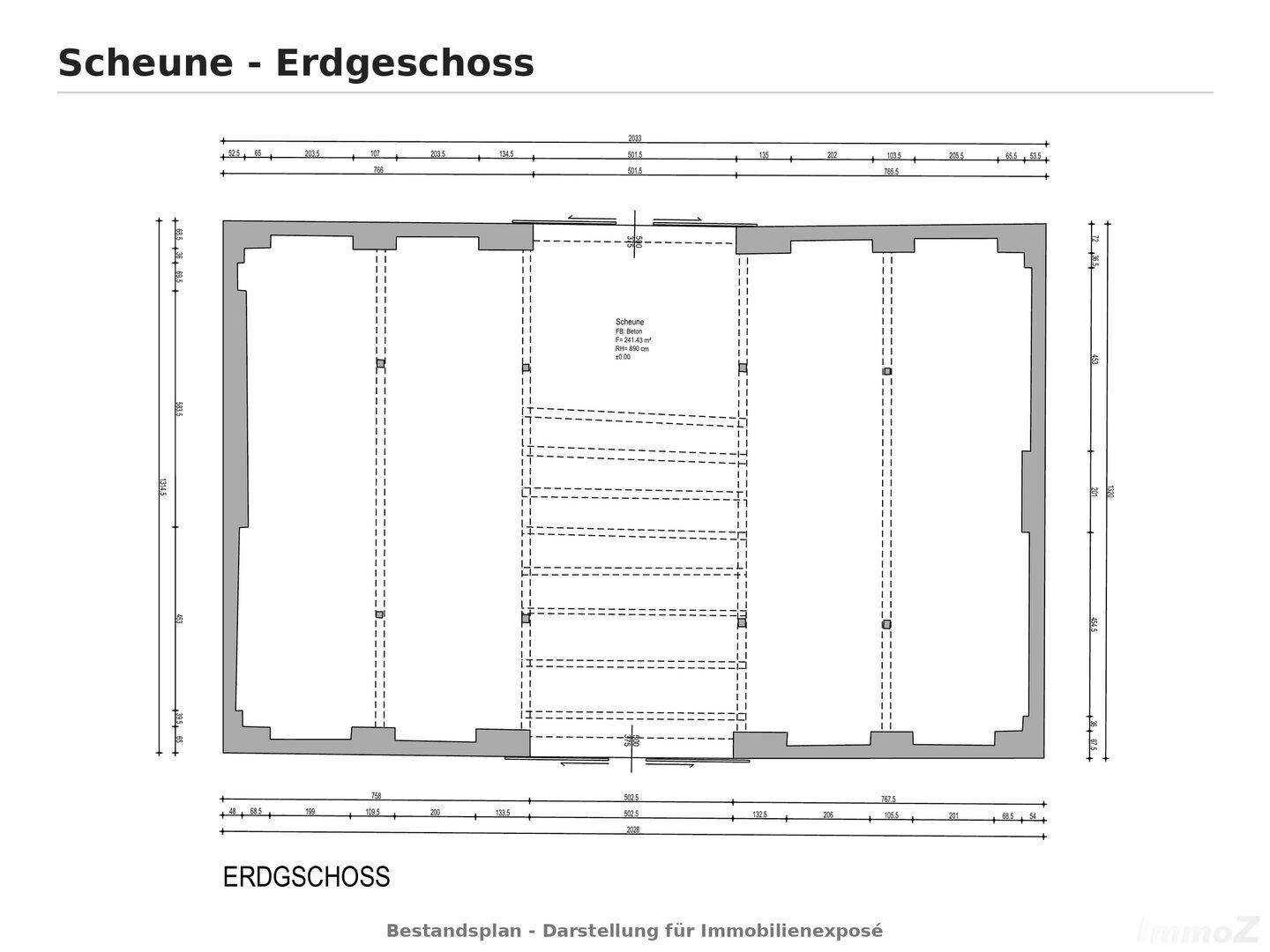 Grundriss des Erdgeschosses einer Scheune mit großem offenen Bereich und Lagerflächen.