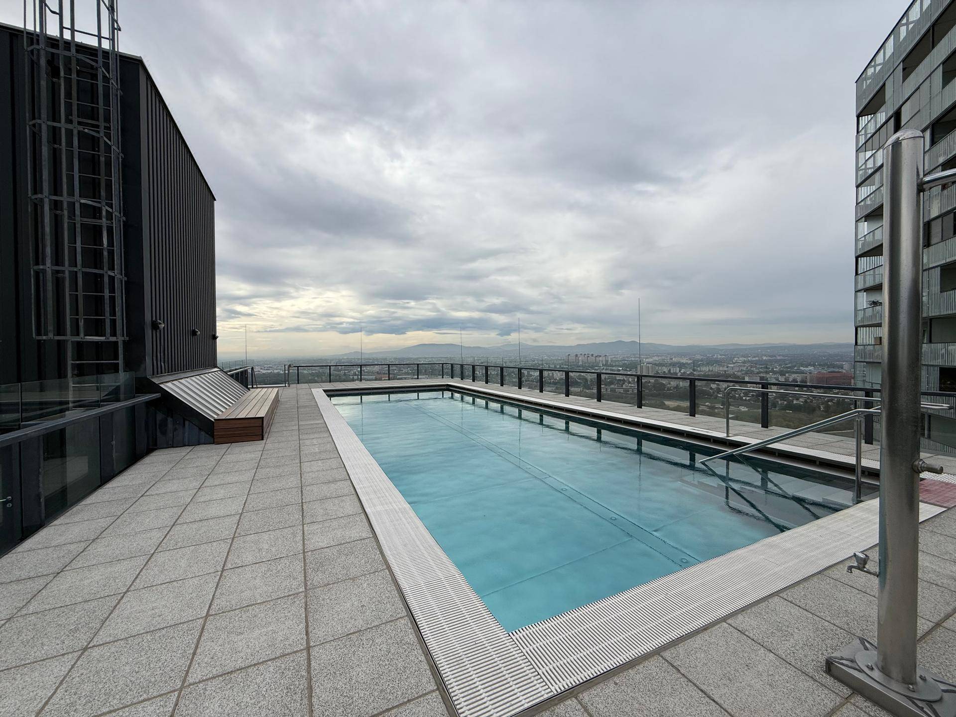 Exklusiver Dachpool mit weitläufiger Terrasse und atemberaubendem Blick über die gesamte Stadt.