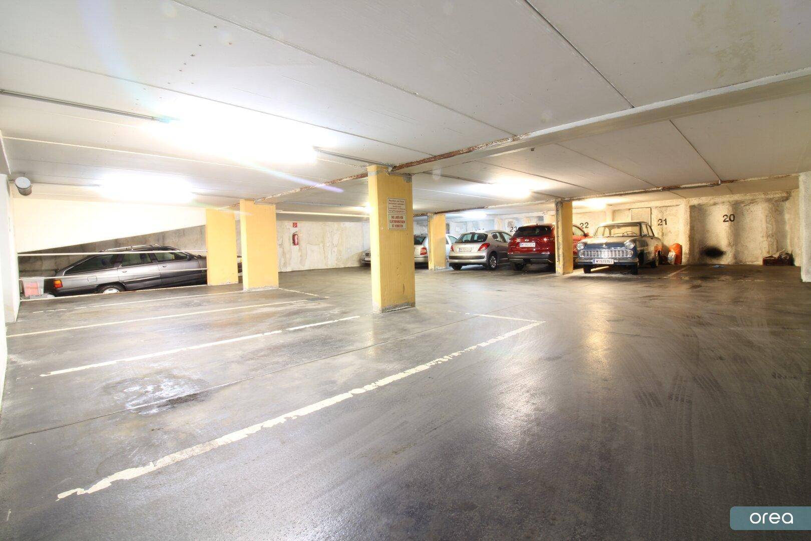 Geräumige Tiefgarage mit vielen Parkmöglichkeiten und klar markierten Stellplätzen.