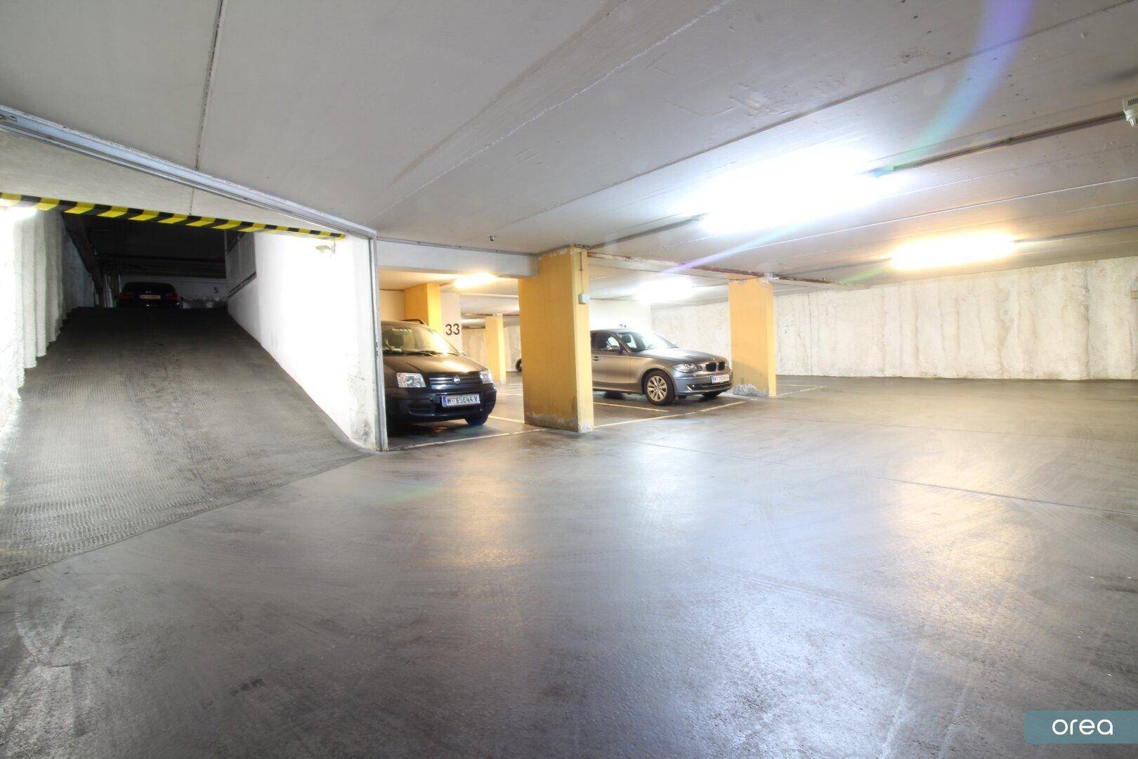 Zufahrt zur Tiefgarage mit Rampe und weiteren Stellplätzen im Untergeschoss.