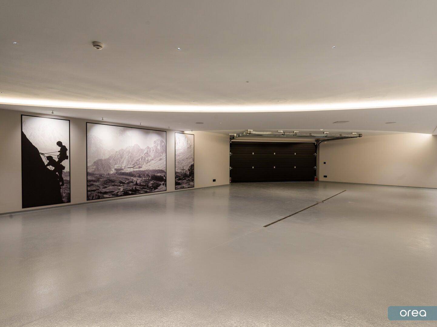 Geräumige Tiefgarage mit viel Platz für Fahrzeuge und Wanddekoration.