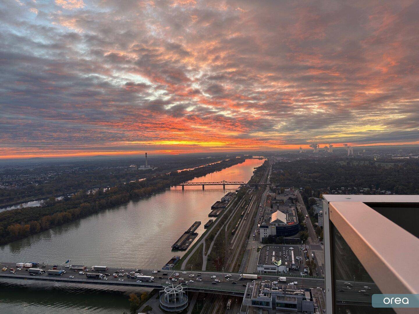 Spektakulärer Sonnenuntergang über der Stadt mit Blick auf den Fluss und die umliegende Landschaft.