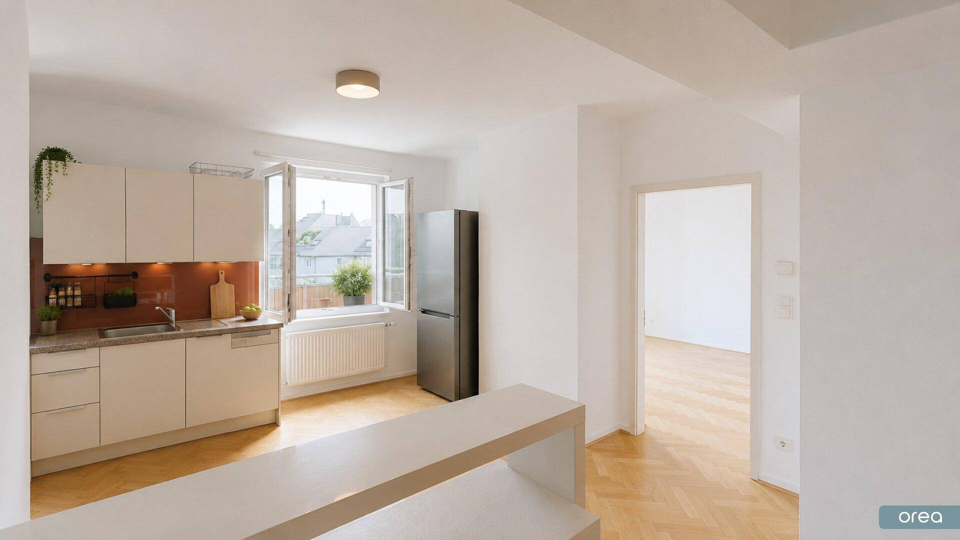 Moderne Einbauküche mit hellen Fronten, Granitarbeitsplatte und Fenster.