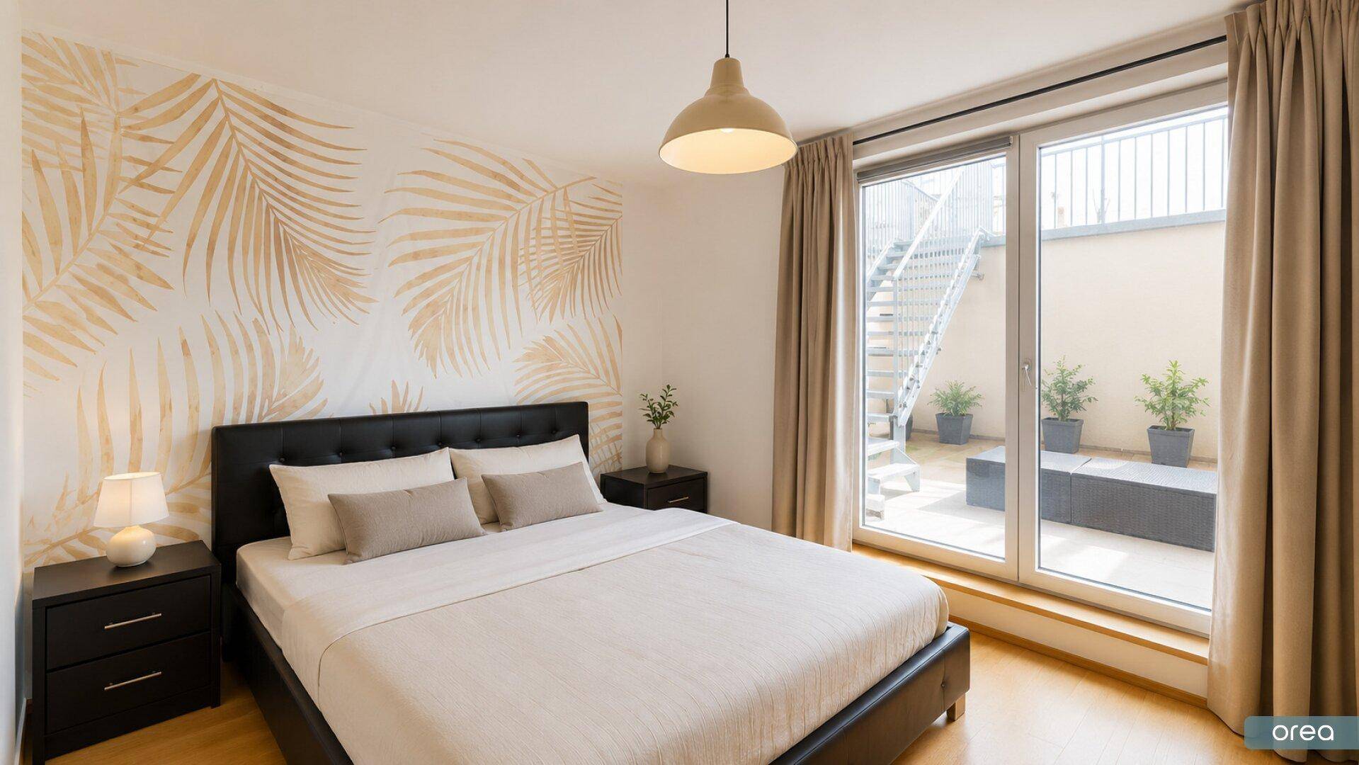Gemütliches Schlafzimmer mit Doppelbett, dekorativer Tapete und direktem Zugang zur Terrasse.