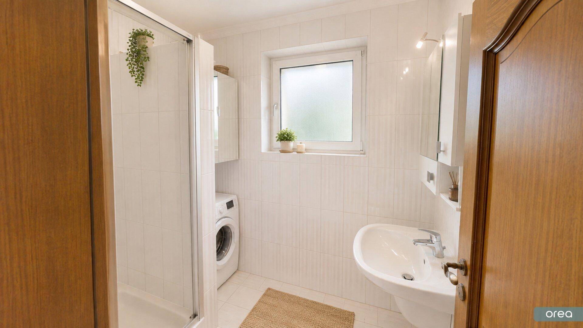 Modernes Badezimmer mit Duschkabine, Waschbecken, Waschmaschine und Fenster.